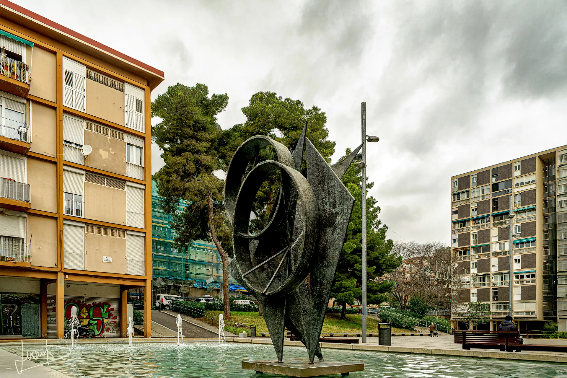 En el centro de la plaza se colocaron un estanque y una escultura de bronce de cuatro metros de altura. Obra del escultor Marcel Martí, lleva el nombre de Ritme i projecció (ritmo y proyección).arquitectura racionalista.