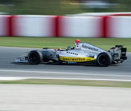 Fotografía en la que se puede ver el efecto barrido, una técnica para dar sensación de movimiento de un objeto. Coche de la Formula 3, y efecto barrido bastante conseguido.