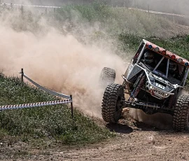 Participante, en un tramo del circuito de Les Comes, dentro de la prueba 4x4 Extreme Les Comes. Vehículo adaptado para pruebas de 4x4 tomando una ciurva completamente inclinado por efecto de la centrífuga.