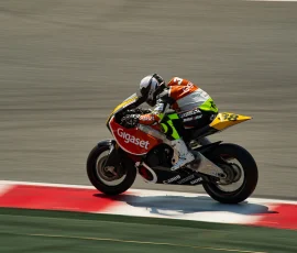 CEM, El Campeonato de España de Velocidad pone a prueba pilotos jovenes antes de que puedan dar el salto a los capeonatos del mundo. Moto con efecto barrido en el circuito de Montmeló