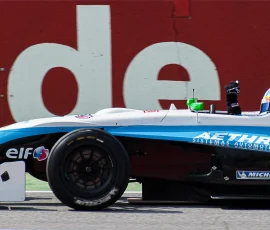 En una de las series de Formula 3 en el circuito de Montmeló, A. Vainio saluda al público asistente En un punto del circuito de Montmelo, un piloto saluda a los espectadores de las carreras.