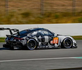 En días de test en el circuito de Montmeló, el Porsche 911 RSR nº 88 pilotado por De Leener Adrien (bel) y Preining Thomas (aus), Dempsey-Proton Racing Porsche 911 RSR en un tramo del circuito de Montmeló