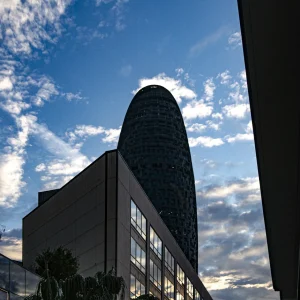 Además de su valor estético, la Torre Glòries fue concebida con criterios de sostenibilidad. Su diseño favorece la ventilación natural y la eficiencia energética, reduciendo la necesidad de climatización artificial Torre Glòries (antes Torre Agbar)