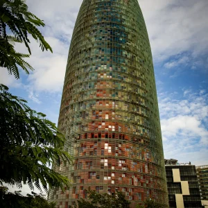 Este efecto cromático se intensifica al caer la noche, cuando miles de luces LED iluminan la torre creando espectáculos visuales que han contribuido a su fama internacional. Torre Glòries (antes Torre Agbar)