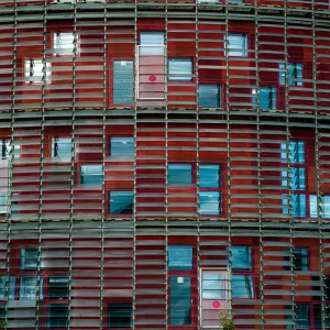Su fachada, compuesta por más de 4.500 paneles de vidrio, permite que el edificio cambie de tonalidad según el momento del día y las condiciones climáticas. Torre Glòries (antes Torre Agbar)