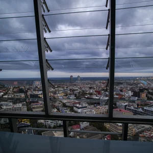 Más allá de las características geográficas, desde este mirador de 360º se obtienen unas impresionantes vistas del litoral Barcelonés. Torre Glòries (antes Torre Agbar)