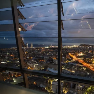 Si tenemos la suerte de estar en el ocaso del día, las vistas son más espectaculares todavía con ese baño de luz. Torre Glòries (antes Torre Agbar)