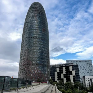 Su forma se inspira en la naturaleza: evoca un géiser surgiendo al cielo e incorpora referencias a la geografía catalana —por ejemplo, las montañas de Montserrat— y a los pináculos arquitectónicos tradicionales. Torre Glòries (antes Torre Agbar)