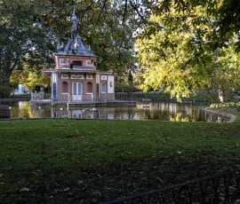 Las obras de la Casita se iniciaron en 1817 de mano del arquitecto mayor de Palacio Isidro González Velázquez. La Casita del Pescador está construida a base de muros de ladrillo revocados, con huecos centrales con hornacinas adornados con molduras pompeyanas, rematada con un ático cuyas cubiertas son de planchas de cinc. El conjunto tiene el aspecto de una edificación madrileña de la época de los Austrias. Está rodeada de un pequeño estanque en el que, al parecer, pescaba el rey. El edificio está situado sobre una plataforma en medio de un estanque rodeado por una reja metálica, instalada después de la Guerra Civil Española en sustitución a la estructura de madera anterior. Casita del Pescador, parque del Retiro en Madrid