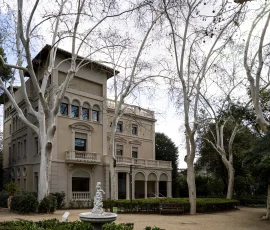 La casa es un edificio noucentista, movimiento catalán de principios del siglo XX que reaccionaba contra el modernismo, apostando por: el orden y la simetría, con una proporción clásica, sobiedad ornamental e inspiración mediterránea. Fue construida en 1919 para el industrial Alfredo Mata, como residencia privada rodeada de amplios jardines diseñados por Nicolau M. Rubió i Tudurí. Casa Fundación Blanquerna, ubicada dentro de los Jardines de la Tamarita en Barcelona