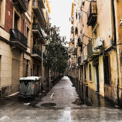 Es una de las zonas más bonitas y auténticas de Ciutat Vella. En este barrio, los rascacielos y las construcciones modernas de los Juegos Olímpicos del 92 se combinan con el ambiente tradicional y las pintorescas casas de marineros del siglo XVIII. Calle típica del barrio de la Barceloneta