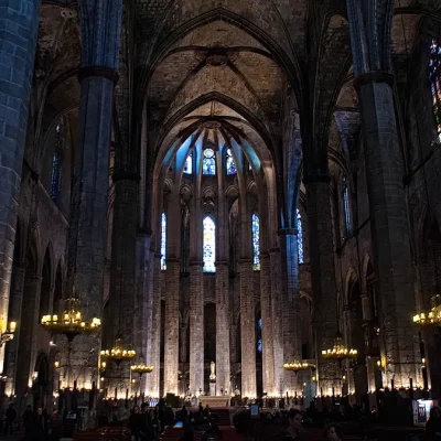Construida con piedra de la montaña de Montjuïc, la cantera por excelencia de Barcelona y que fueron transportadas, de forma desinteresada, por los estibadores del puerto de Barcelona. Basílica de Santa Maria del Mar, uno de los mejores ejemplos del Gótico Catalán que se puede encontrar en Barcelona.