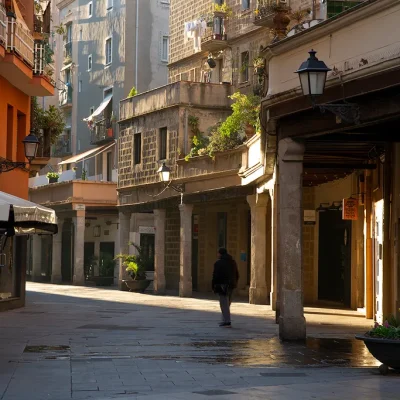 El Born está dentro del distrito de Ciutat Vella. Queda limitado por el Eixample, el Barrio Gótico y la Barceloneta. La luz del sol se cuela por las columnas de un viejo edificio del Born, en Barcelona.