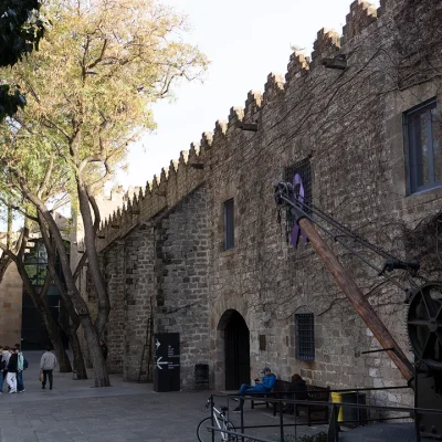 Situado en el corazón de las Drassanes Reials (los antiguos astilleros reales, el edificio gótico civil más grande del mundo), justo al lado del puerto viejo, el Museo Marítimo de Barcelona es un lugar histórico único que se dedica a preservar y descubrir la historia marítima de Cataluña y del Mediterráneo. Muralla, por su parte interior, gótica del Museo Marítimo de Barcelona.