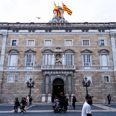 El 26 de diciembre del año 1282 se constituyeron legalmente las Cortes de Cataluña por el rey Pedro III con la representación de tres brazos o estamentos: el militar, formado por los nobles; el eclesiástico, formado por las dignidades de la Iglesia, y el popular o real, que lo formaban los síndicos de los municipios pertenecientes al rey. (wikipedia) Edificio de la Genelatitat de Catalunya, situado en la plaza Sant Jaume.