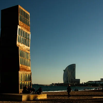 La escultura de ‘Los Cubos’ de Rebecca Horn, es un homenaje a los chiringuitos de la playa y a los cuartos de casa, superpuestos uno encima del otro, estos cubos parecen bailar con fragilidad y sostenerse por azar. Escultura "Estrella Herida", situada en la Playa de Sant Miquel, en el barrio de la Barceloneta.