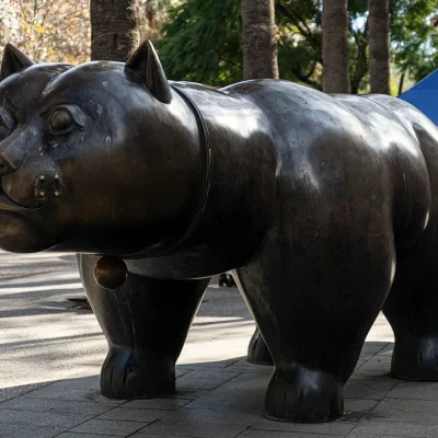 Parece que al final de la Rambla de este barrio el Gato se encuentra a gusto, después de haber pasado nada más y nada menos que 15 años buscando casa. El Gato de Botero es recibido por todos con una sonrisa en los labios. Sólo tiene un competidor: el Caballo del mismo autor. El Gato de Fernando Botero fue adquirido por el Ayuntamiento de Barcelona en 1987.