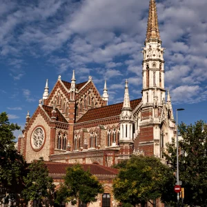 La iglesia de la Concepción está situada en uno de los lugares con más tráfico de todo Barcelona: el cuadrando sudeste de la isla de casas formada por la confluencia de las calles de Aragón, Roger de Llúria, València y Brezo. Dispone de dos grandes fachadas abiertas en las calles de Aragón y Roger de Llúria. Esto la hace una parroquia especialmente visible, muy presente en la vida de los vecinos de la zona y de los visitantes. La Parroquia de San Francisco de Sales es uno de los lugares de culto más emblemáticos de la ciudad de Barcelona.