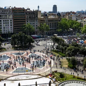 Construida en el año 1889 después de la Exposición Universal de Barcelona del año anterior, la función de la plaza de Catalunya era, y todavía lo es, conectar L’Eixample con el núcleo más antiguo de la ciudad. La plaza de Catalunya es el centro neurálgico de la ciudad y la arteria que conecta el casco antiguo con L’Eixample.