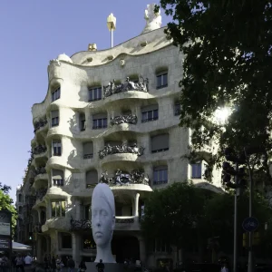 En el edificio han vivido príncipes, diplomáticos, abogados, notarios, médicos, empresarios textiles y del automóvil, actores y actrices, artistas, periodistas, políticos, espías, videntes y militares.
La valoración de la obra de Gaudí ha evolucionado con el tiempo, pasando de la controversia y la desidia a una admiración universal que ha consolidado La Pedrera como una obra fundamental de la arquitectura de Barcelona.
«Cuando el edificio tiene simplemente lo que necesita con los medios disponibles tiene carácter, tiene dignidad, que es lo mismo» - Antoni Gaudí Antoni Gaudí proyectó la Casa Milà (1906-1912), también conocida como La Pedrera.