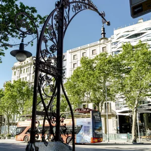Si tuviéramos que elegir un icono de Paseo de Gracia uno de los principales candidatos sería alguna de las 32 farolas-bancos inauguradas el 21 de diciembre de 1906 y diseñadas, expresamente para este lugar, por el entonces arquitecto municipal de Barcelona Pere Falqués i Urpí. Pere Falqués i Urpí, también diseñó las farolas que hay en el paseo que va del Arco del Triunfo al Parque de la Ciudadela.