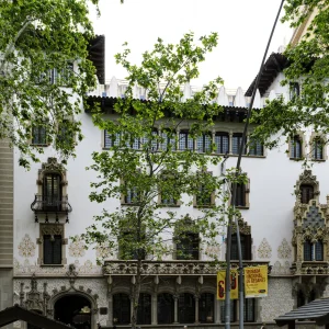 La idea era jugar con los contrastes. Una fachada blanca muy sencilla y abundante ornamentación de piedra. Al final de la Guerra Civil española, el palacio fue comprado por La Caixa. El Palacio Macaya fue diseñado por Josep Puig i Cadafalch en 1901.