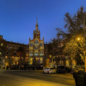 El Recinto Modernista de Sant Pau fue diseñado por el legendario arquitecto catalán Lluís Domenech i Montaner (quien también fue responsable de otros sitios del Patrimonio Mundial de la UNESCO en Barcelona). El Recinto Modernista de Sant Pau del Hospital de Sant Pau fue declarado Monumento Histórico Artístico en 1978