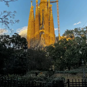 La Sagrada Familia es un reflejo de la plenitud artística de Gaudí: trabajó en ella durante la mayor parte de su carrera profesional, pero especialmente en los últimos años de su carrera, donde llegó a la culminación de su estilo naturalista, en la que logró una síntesis de todas las soluciones y estilos probados hasta aquel entonces. El Templo Expiatorio de la Sagrada Familia, conocido simplemente como la Sagrada Familia