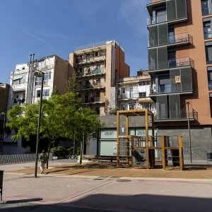 Slide 1 of 1
La plaza de las Dones del 36 queda escondida entre las calles de Santa Àgata, Torrent de l’Olla, Mateu y Badia. Se inauguró durante la Fiesta Mayor de Gràcia del año 2009. Es una plaza pavimentada, con un área de juegos infantiles y rodeada de viviendas nuevas. <br>
fuente: <a href="https://www.barcelona.cat/es/coneixbcn/pics/la-placa-de-les-dones-del--99400391186" target="_blank">Ajuntament de Barcelona</a> Es una plaza tranquila, pavimentada y con parterres de césped, muy frecuentada por familias