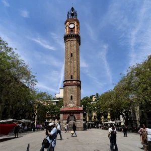 Casi en el centro y con una altura de 33 metros, destaca, en esta plaza una torre que, con una sólida base cuadrada de piedra, se remata en cada una de sus caras con los escudos de la Vila de Gràcia y en lo más alto, destaca en cuatro de sus lados de un reloj. También llamada del reloj, es donde está situado el Ayuntamiento del barrio de Gràcia.