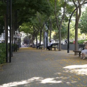 Conocida por su diseño moderno que integra el tráfico vehicular (enterrando parte de la Ronda General Mitre) con amplias zonas verdes y peatonales, además de albergar puntos clave como la Biblioteca Jaume Fuster y la iglesia de los Josepets, reflejando una transformación para equilibrar movilidad y vida de barrio. la plaza Lesseps sirve como frontera entre los barrios de Gràcia y Sarrià-Sant Gervasi.