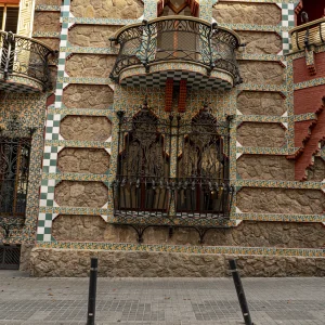 Declarada Patrimonio Mundial por la UNESCO en 2005, funciona como una casa-museo abierta al público, ofreciendo una visión única de los inicios de la genialidad arquitectónica de Gaudí y su profunda conexión con la naturaleza. La Casa Vicens, la primera gran obra de Antoni Gaudí (1883-1885) en el barrio de Gràcia, Barcelona.