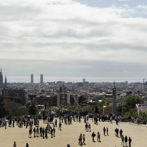 Está ubicado en el distrito de Barcelona que incluye la zona de Gràcia, concretamente entre los barrios de La Salut, El Coll y Vallcarca, siendo un icono turístico y Patrimonio de la Humanidad por la UNESCO, conocido por su fantasía arquitectónica, mosaicos y formas orgánicas, con una zona monumental de pago y áreas verdes gratuitas. El Park Güell, obra maestra de Gaudí