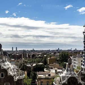 El Park Güell no es solo un parque, sino un símbolo de Barcelona y un reflejo de la genialidad de Gaudí, que fusionó arte, naturaleza y funcionalidad en un espacio único. Se encuentra en las faldas de la Sierra de Collserola, ocupando laderas en los distritos de Gràcia y Horta-Guinardó.