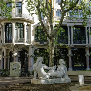 La casa fue un regalo del sr. Mariano Fuster i Fuster a su esposa como muestra de su amor, con la intención añadida de embellecer la ciudad de Barcelona. Fue la obra póstuma del arquitecto en la capital catalana y en su momento se consideró la casa más cara de la ciudad debido a los materiales utilizados, entre ellos mármoles de alta calidad. Construido en 1908 y totalmente restaurado en el año 2004, el Hotel Casa Fuster nació de la rehabilitación del emblemático edificio modernista conocido como “Casa Fuster“