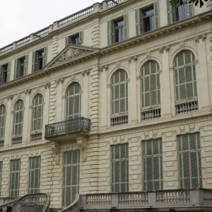 Conocido por sus jardines abiertos al público y sus exposiciones culturales temporales, ofreciendo información sobre Cataluña y sirviendo como un oasis de paz en una zona concurrida. Es un centro cultural público gestionado por la Generalitat, con salas para exposiciones, conferencias y eventos, además de la Oficina de Turismo de Cataluña. El Palau Robert es un edificio neoclásico en el Paseo de Gracia,
