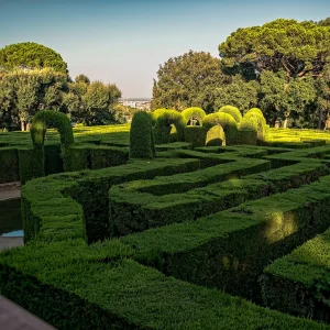 El parque ocupa los terrenos de una finca del marqués de Llupià, de Poal i d’Alfarràs, un hombre muy ilustrado que encargó la obra al italiano Domenico Bagutti, quien trabajó en ella hasta 1808. El jardinero francés Delvalet fue el responsable de las plantaciones, y un maestro de obras catalán, Jaume Valls, supervisó los trabajos. La familia Desvalls mantuvo la propiedad de la finca hasta los años setenta, cuando pasó a manos del Ayuntamiento. Se inauguró como parque público en 1971. En 1994 se hizo una restauración en profundidad, que transformó la concepción hacia la categoría de jardín museo. Este parque incluye el jardín más antiguo conservado en la ciudad. Nacido como un jardín neoclásico con un toque de fisonomía italiana, se acabó como jardín romántico.