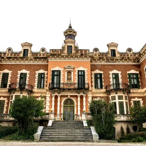 Localizado en el distrito de Horta-Guinardó, los jardines del Palau de les Heures suponen un ejemplo de recinto de estilo renacentista. La lejanía del centro de la ciudad hace de este palacio un oasis de paz, un lugar perfecto para relajarse paseando entre su vegetación, esculturas y estanques. Ambos, jardín y palacio, fueron construidos en el siglo XIX por el arquitecto Augusto Font Carreras.