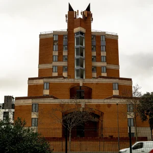 El Hotel Alimara es ideal para quienes buscan un hotel moderno, bien comunicado y con instalaciones completas en Barcelona. Su enfoque en diseño, sostenibilidad y servicio al cliente lo hace adecuado tanto para estancias familiares como viajes de negocios El Hotel Alimara es un moderno hotel ubicado en el distrito de Horta de Barcelona, que combina comodidad, diseño contemporáneo y una excelente conexión con el centro de la ciudad.