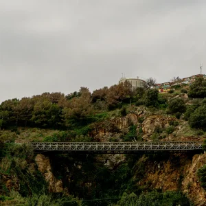 Una vez en el Puente Mühlberg, los visitantes pueden disfrutar de las vistas del Parque del Guinardó y los alrededores, así como de la impresionante estructura metálica que lo caracteriza. Es una gran alternativa al mirador de los Búnkers del Carmel, habitualmente frecuentado por turistas.