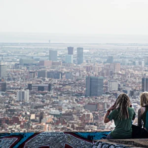 Originalmente construidos por los republicanos durante la guerra, estos bunkers sirvieron como baterías antiaéreas para proteger la ciudad de Barcelona del brutal bombardeo italiano con la táctica de bombardeo de alfombra. Estas defensas antiaéreas aisladas y abandonadas se han convertido en uno de los miradores más pintorescos de Barcelona.