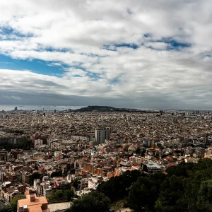 El Mirador del Nen de la Rutlla se encuentra en el Turó de la Rovira dentro del Parque del Guinardó. Es un lugar popular para los amantes del senderismo. Este mirador ofrece vistas espectaculares de los alrededores y es un excelente lugar para descansar y disfrutar de la naturaleza. La leyenda local menciona un árbol asociado con la traición de Judas, lo que añade un toque cultural a la visita Vista de Barcelona desde elñ mirador del Nen de la Rutlla
