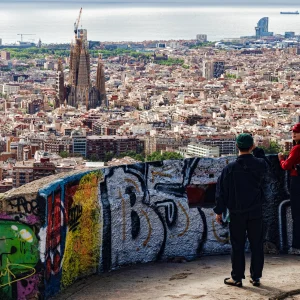 Los Búnkers del Carmel están situados en la cima del Turó de la Rovira, a una altura de 262 metros sobre el nivel del mar. Para llegar, puedes caminar desde el barrio del Carmel, lo que puede ser un poco exigente pero gratificante. Las vistas, en días claros, son espectaculares. Los Búnkers del Carmel son un popular mirador en Barcelona, ofreciendo vistas panorámicas de 360 grados y una rica historia relacionada con la Guerra Civil Española.