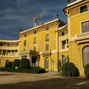 Durante 1919-1931 fue la residencia de la Familia Real Española en sus visitas a la ciudad. Actualmente el Palacio alberga el Museo de Cerámica y el Museo de Artes Decorativas. El Palacio tiene su origen en la antigua masía de Can Feliu, del siglo XVII. La finca fue adquirida en 1862 por el conde Eusebi Güell, junto con la vecina Can Cuyàs de la Riera. Juntas formaron la finca Güell, de gran extensión (30.000 m2). Se encargó la reforma de la torre Can Feliu al arquitecto Joan Martorell, que construyó un palacete de aire caribeño, acompañado de una capilla neogótica y rodeado de magníficos jardines. Más tarde, se encargó a Antoni Gaudí el encargo de reformar la casa y construir un muro de cerca y los pabellones de portería. El Palacio Real de Pedralbes (en catalán Palau Reial de Pedralbes) es un edificio situado en medio de una amplia zona de jardines, en el Distrito de Les Corts, en Barcelona y ahora sede de la Unión para el Mediterráneo.