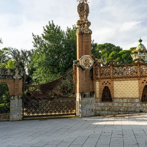 El primer trabajo de envergadura que Gaudí realizó para su gran mecenas, Eusebi Güell, fueron los Pabellones de la Finca Güell, construidos entre 1883 y 1887 y situados en el número 7 de la avenida de Pedralbes. La finca Güell disponía de varias puertas de entrada, una para cada orientación. Gaudí trabajó concretamente en el acceso de la zona norte, donde estaba el camino que conducía a la ciudad.