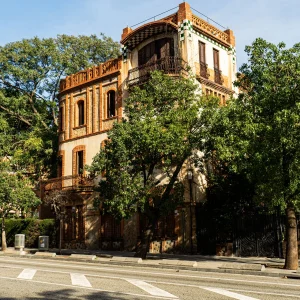 Diseñada entre 1904 y 1906 por el arquitecto Guillem Busquets, esta finca fue construida como casa de veraneo para Antonio Hurtado, un acomodado tesorero del centro de la ciudad. Hoy, más de un siglo después, este edificio de 403 metros cuadrados se quiere preparar para convertirse en un equipamiento público de uso cultural y vecinal. Construida en 1906 y oculta entre las villas de Pedralbes, la Casa Hurtado se convertirá en un espacio cultural y vecinal con salas de exposiciones.