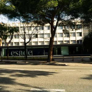 Inicialmente, se instaló en el pasaje de Josep Llovera, en Sant Gervasi, y en 1965 se trasladó al campus actual, en Pedralbes. El campus de Barcelona tiene tres edificios: en la avenida de Pedralbes, en la calle de Marquès de Mulhacén y en la avenida de Esplugues. ESADE fue fundada por los jesuitas en el año 1958, en Barcelona