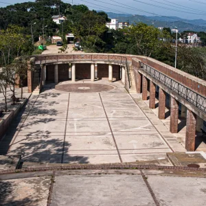 Ofrece vistas panorámicas del distrito de Nou Barris, sierra de Collserola, y toda Barcelona hasta el mar Mediterráneo. Rehabilitado en 2024 con una inversión de 713.854 euros, combina naturaleza y patrimonio histórico sin masificación turística. El barrio recibió su nombre de la torre original construida por la familia Pinós entre los siglos XVI y XVIII. Una segunda torre se erigió en 1797 y fue
