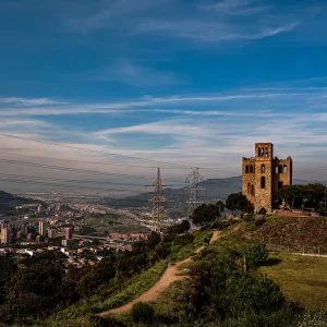 El nombre de Torre Baró procede en realidad de otra torre, actualmente desaparecida, que estaba situada donde se encuentra actualmente la estación de metro, y que fue la residencia del barón de Pinós hasta que en 1714, a raíz de la Guerra de Sucesión, fue destruida. Convertido en uno de los símbolos más emblemáticos de Nou Barris, el Castell de Torre Baró está situado entre los barrios de Roquetes y de Torre Baró.