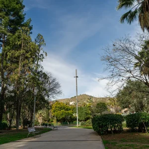 El Parque de la Guineueta a Barcelona ocupa el espacio de un antiguo barranco, lo que le otorga una especial forma, muy bien aprovechada por los diferentes servicios y zonas verdes que presenta. En la parte inferior se encuentra la plaza más convencional del parque, donde encontraremos fuentes, bancos para disfrutar de la sombra y juegos infantiles. Los vecinos de la Guineueta y de El Verdun disfrutan de uno de los pulmones más bellos de Nou Barris y de Barcelona.